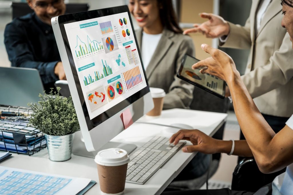 Foto de computador com métricas.