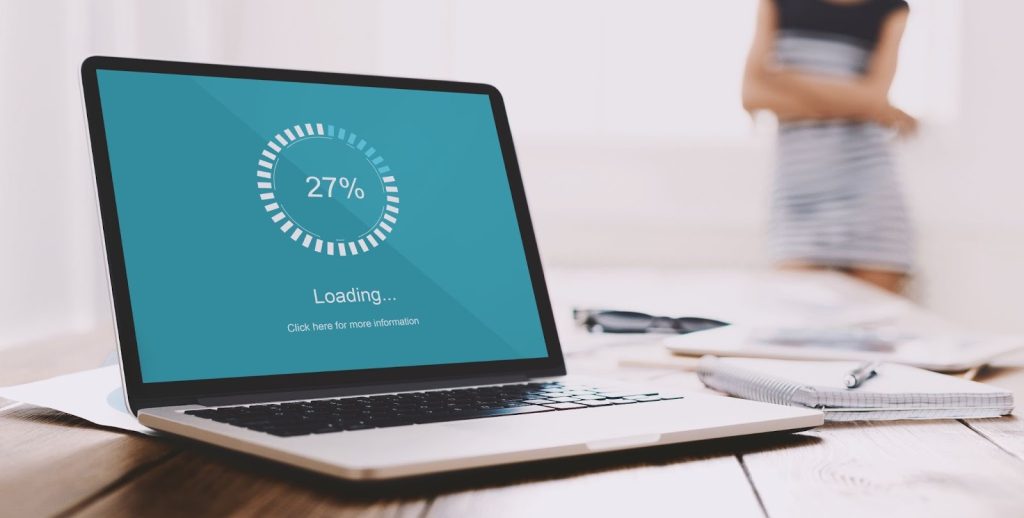 Foto de tela de computador com site carregando.
