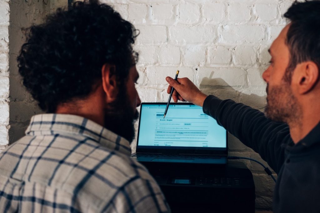 Foto de pessoa escrevendo roteiro de podcast.