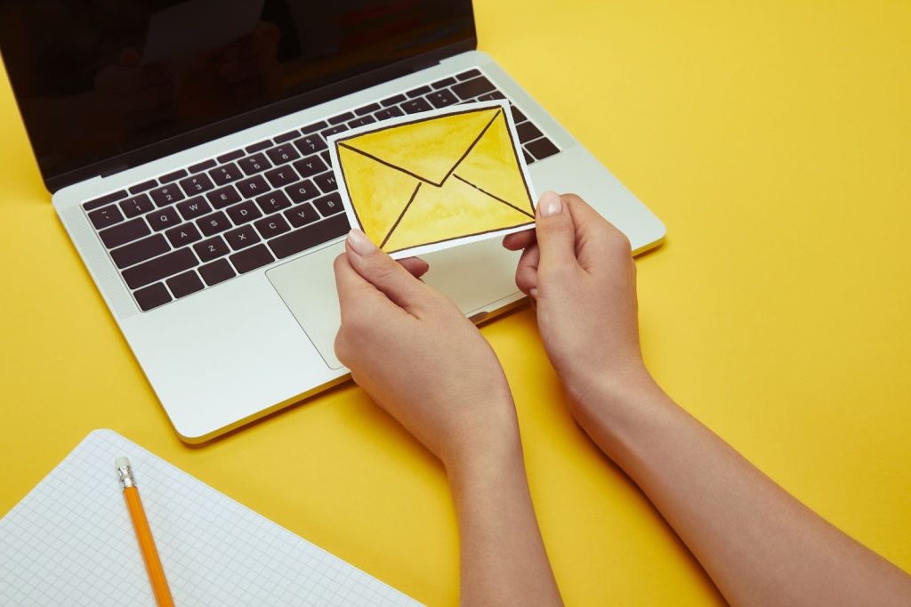 Estratégia de email marketing personalizado: mulher segurando um envelope
