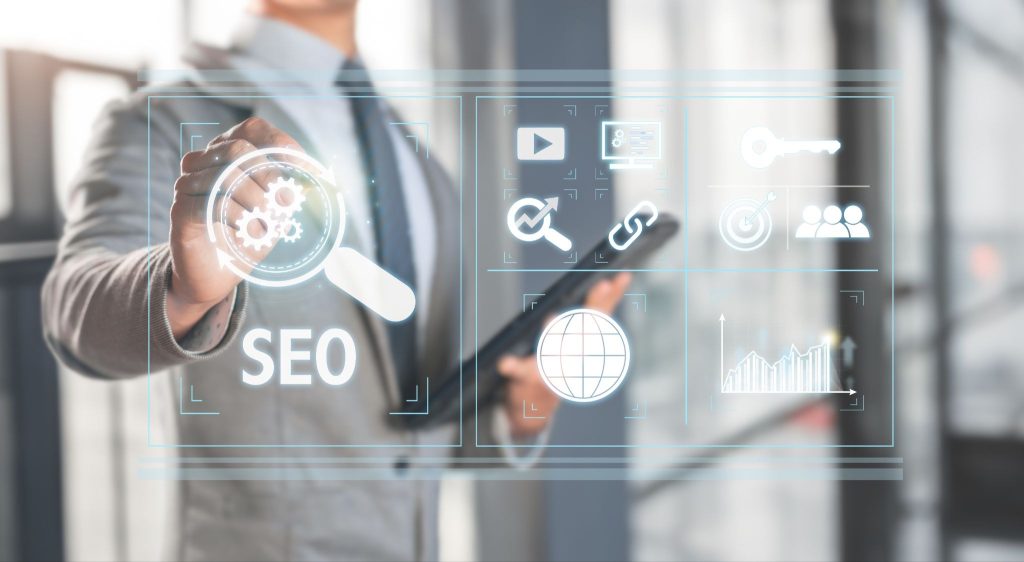 Foto de homem trabalhando com painel de SEO